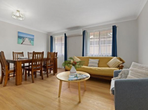 Tranquil Affordable and Pet Friendly 2 Bed 2 Bath Apartment Close to the Water, Sanctuary Point